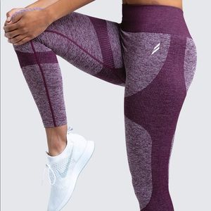 SOLD !! DOYOUEVEN IMPACT SEAMLESS LEGGINGS